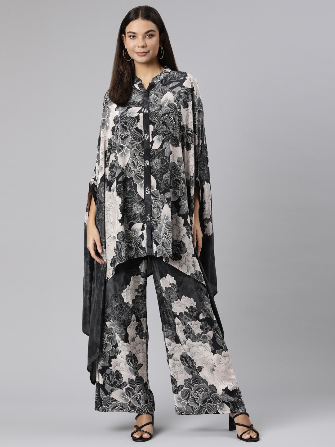 

Neerus Floral Printed Thread Work Silk Crepe Kaftan Kurta With Trousers, Grey