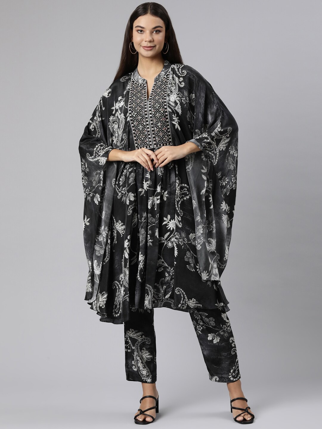 

Neerus Floral Printed Thread Work Kaftan Kurta With Trousers, Black