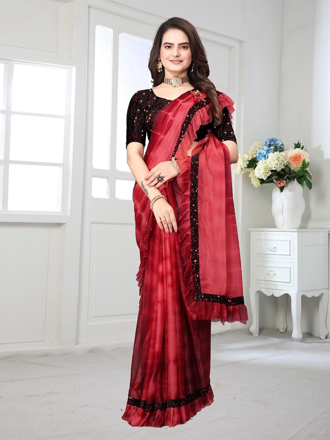 

APNISHA Embroidered Tie And Dye Saree, Red