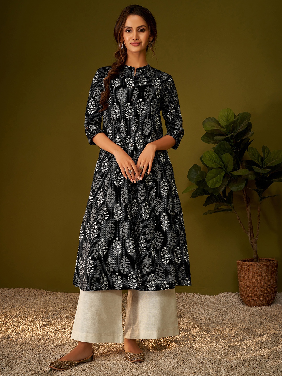 

DRESOUL Floral Printed Mandarin Collar Kantha Work Pure Cotton A-Line Kurta, Black