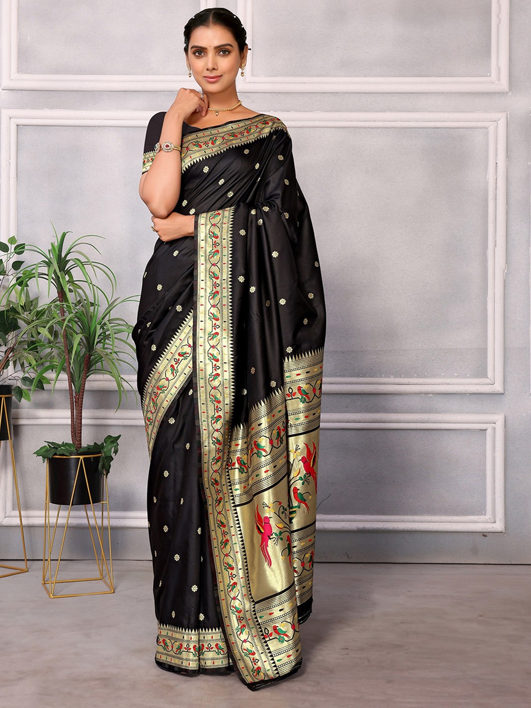 

DIVASTRI Floral Woven Design Zari Designer Paithani Saree, Black
