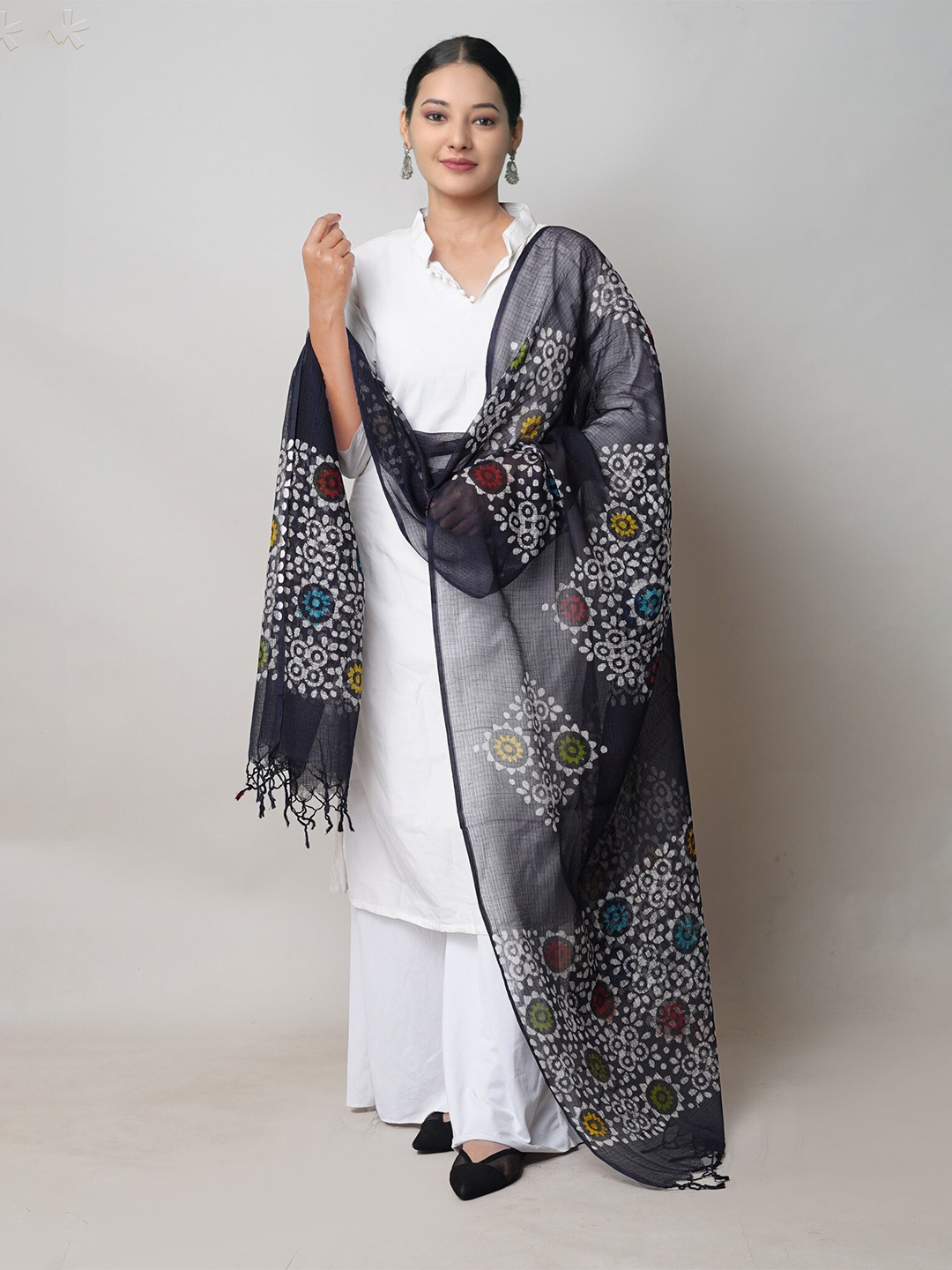 

Unnati Silks Ethnic Motifs Dyed Batik Dupatta, Black