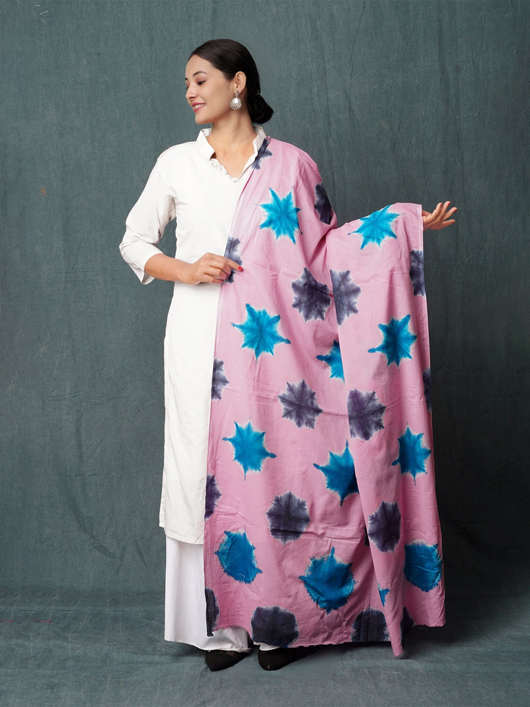 

Unnati Silks Geometric Pure Cotton Tie and Dye Dupatta, Pink