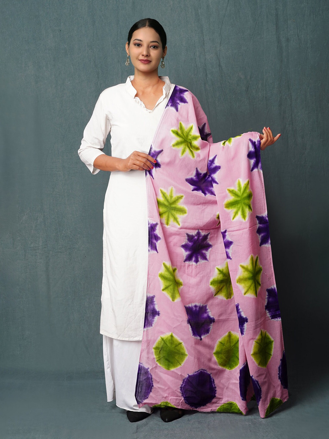 

Unnati Silks Geometric Pure Cotton Tie and Dye Dupatta, Pink