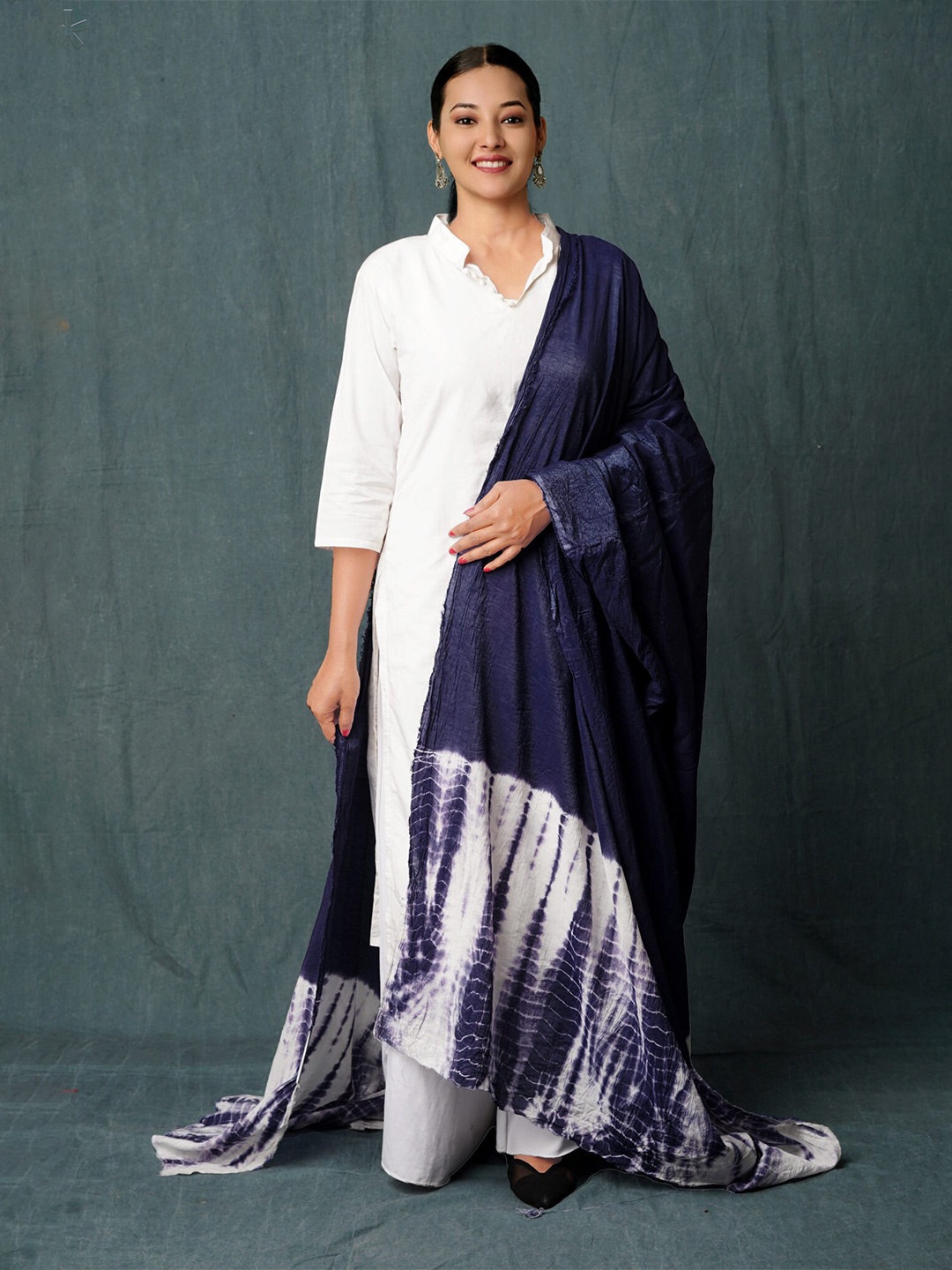 

Unnati Silks Tie & Dye Shibori Dyed Dupatta, Navy blue