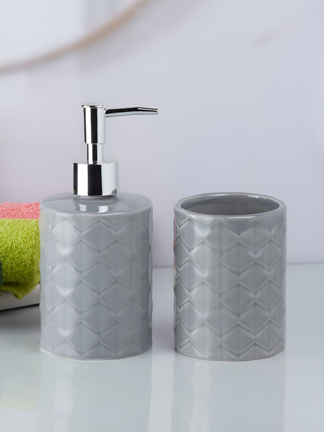 

Kookee Grey 2 Pieces Cylindrical Ceramic Bath Accessories Set