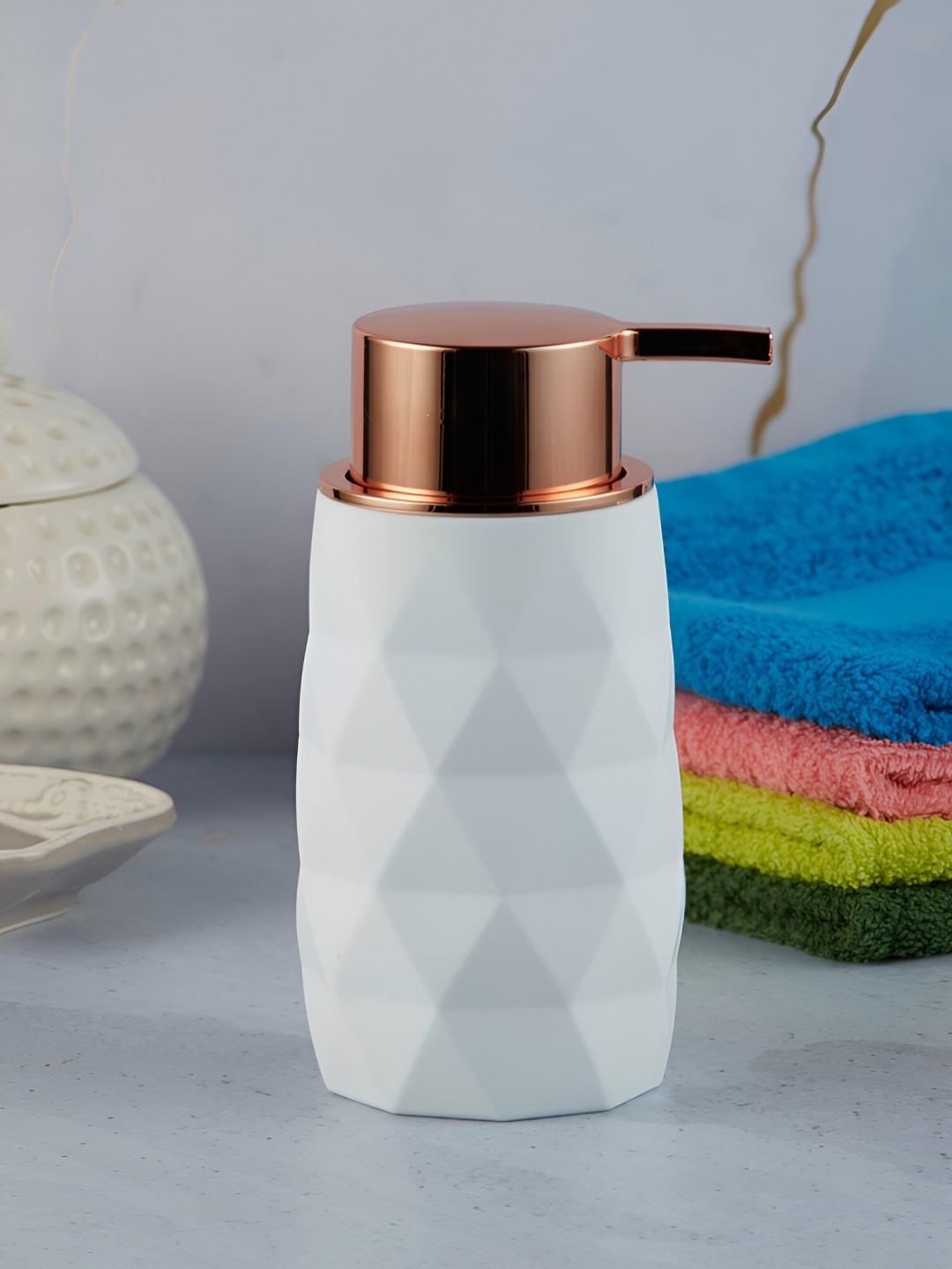 

Kookee White Abstract Textured Soap Dispenser