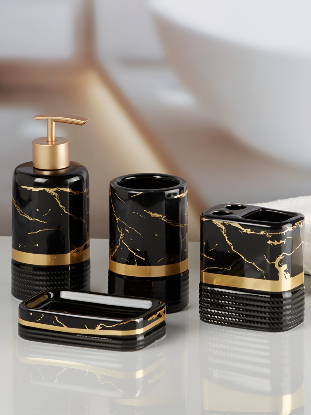 

Kookee Black & Gold-Tone 4Pcs Abstract Ceramic Bath Accessories Set