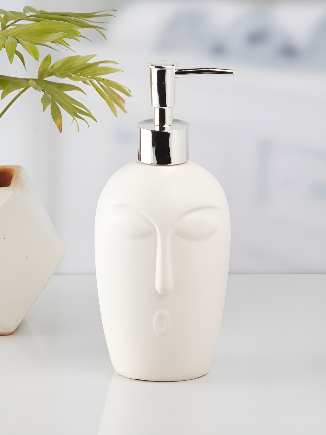 

Kookee White 2 Pieces Abstract Ceramic Soap Dispensers