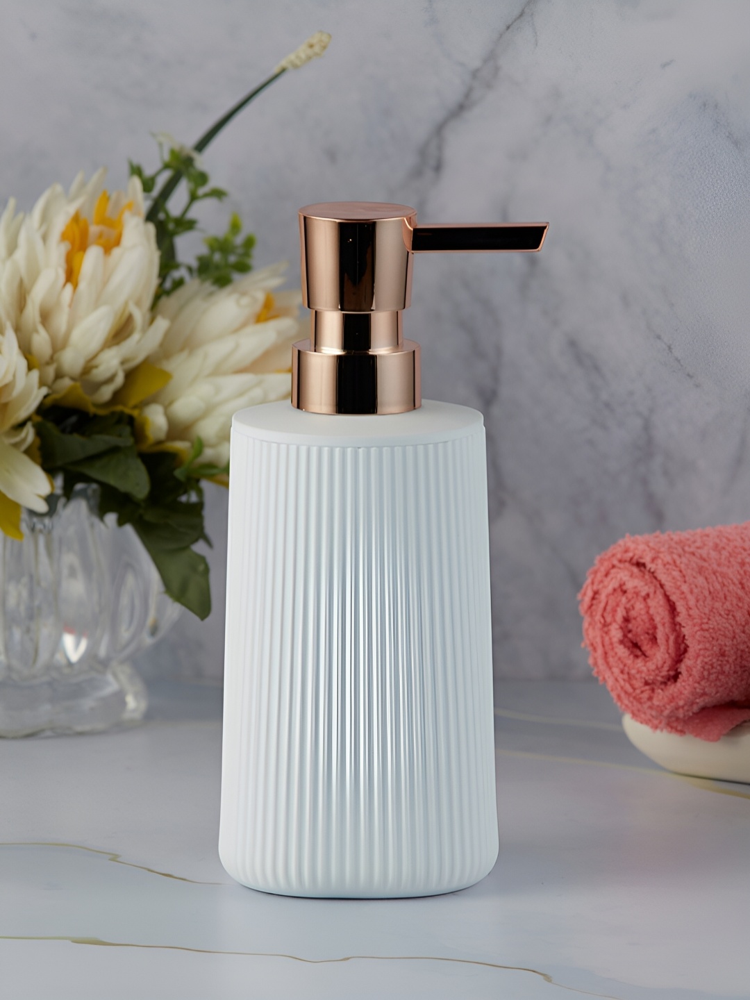 

Kookee White Striped Acrylic Soap Dispenser