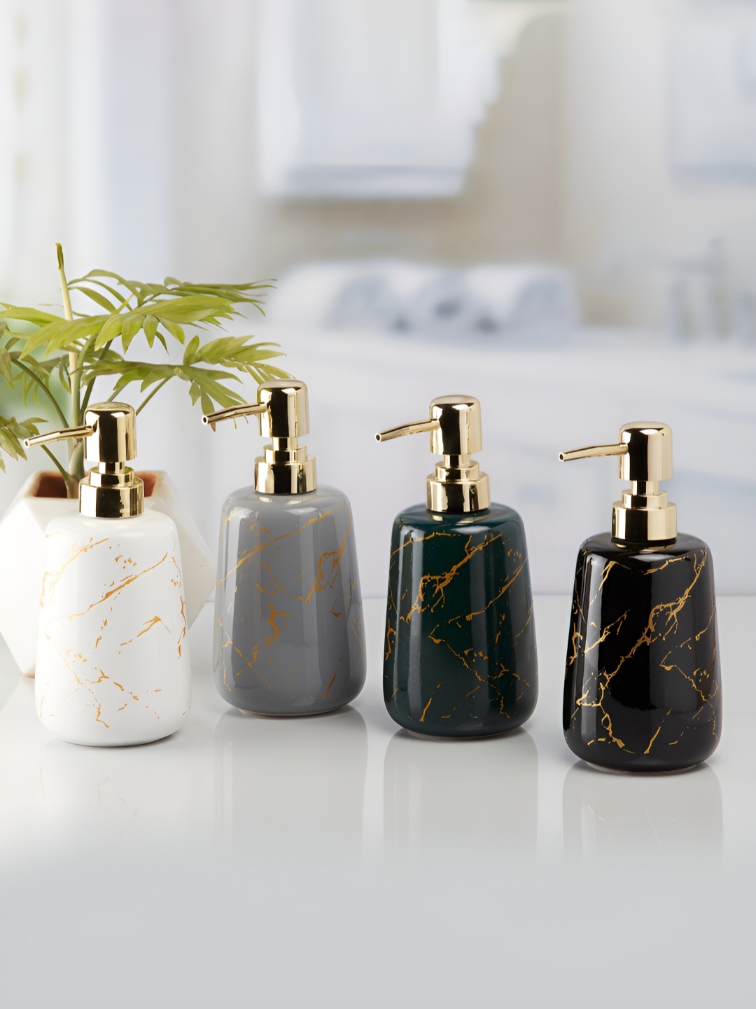 

Kookee White & Black 4 Pieces Abstract Ceramic Soap Dispenser