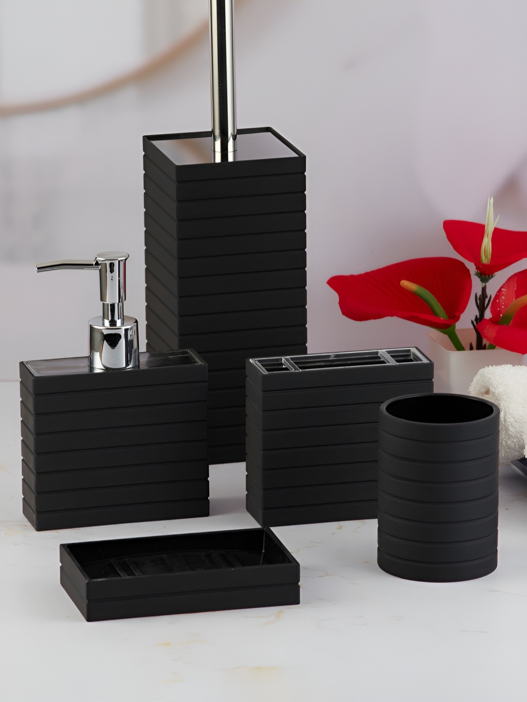 

Kookee Black 5 piece Abstract Bath Accessories Set