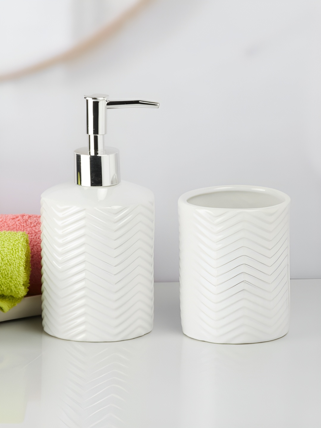 

Kookee White 2 piece Abstract Ceramic Bath Accessories Set