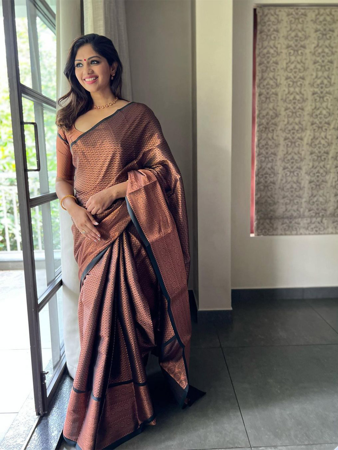 

LIMDO Pure Silk Banarasi Saree, Black