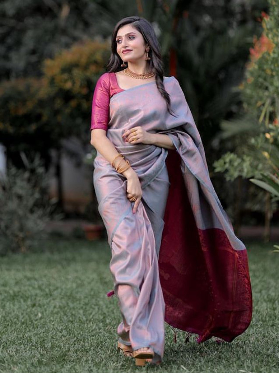 

LIMDO Pure Silk Banarasi Saree, Grey