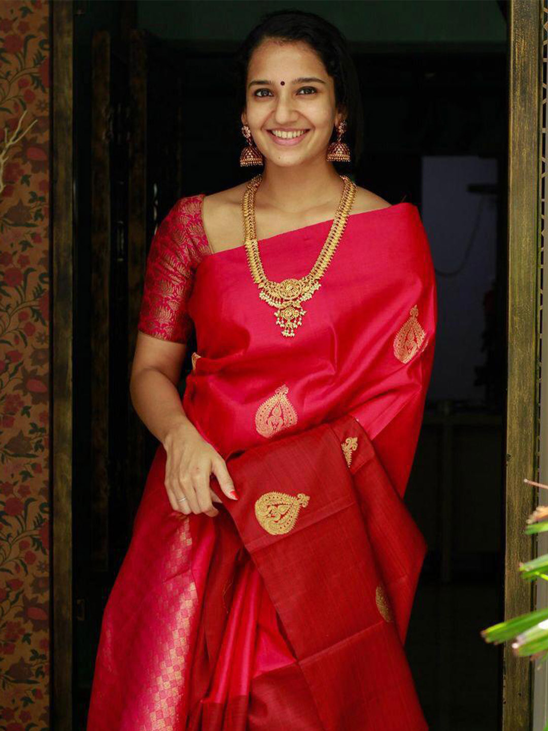 

LIMDO Pure Silk Banarasi Saree, Red