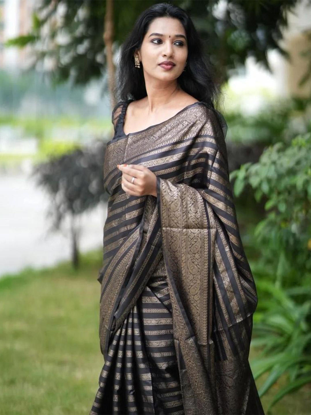 

LIMDO Pure Silk Banarasi Saree, Black