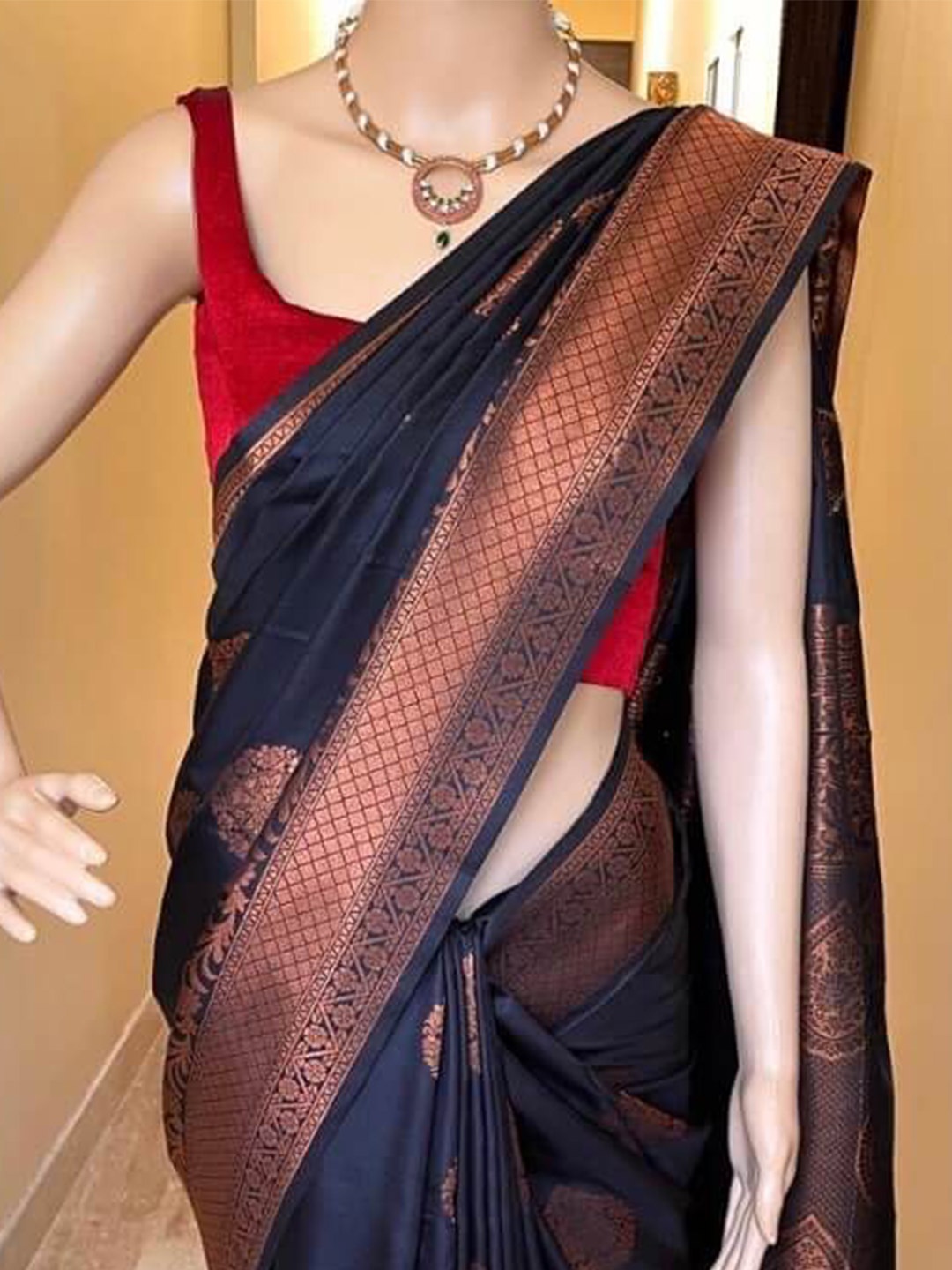 

LIMDO Woven Design Pure Silk Zari Banarasi Saree, Black