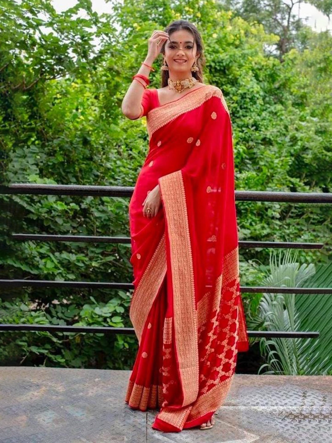 

LIMDO Woven Design & Gold Toned Pure Silk Zari Banarasi Saree, Red