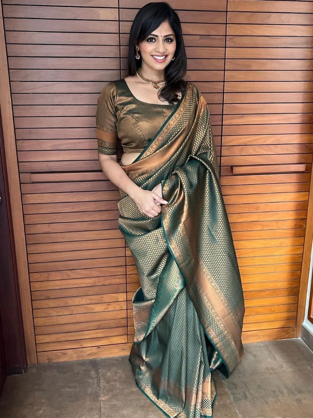 

LIMDO Woven Design Pure Silk Zari Banarasi Saree, Green