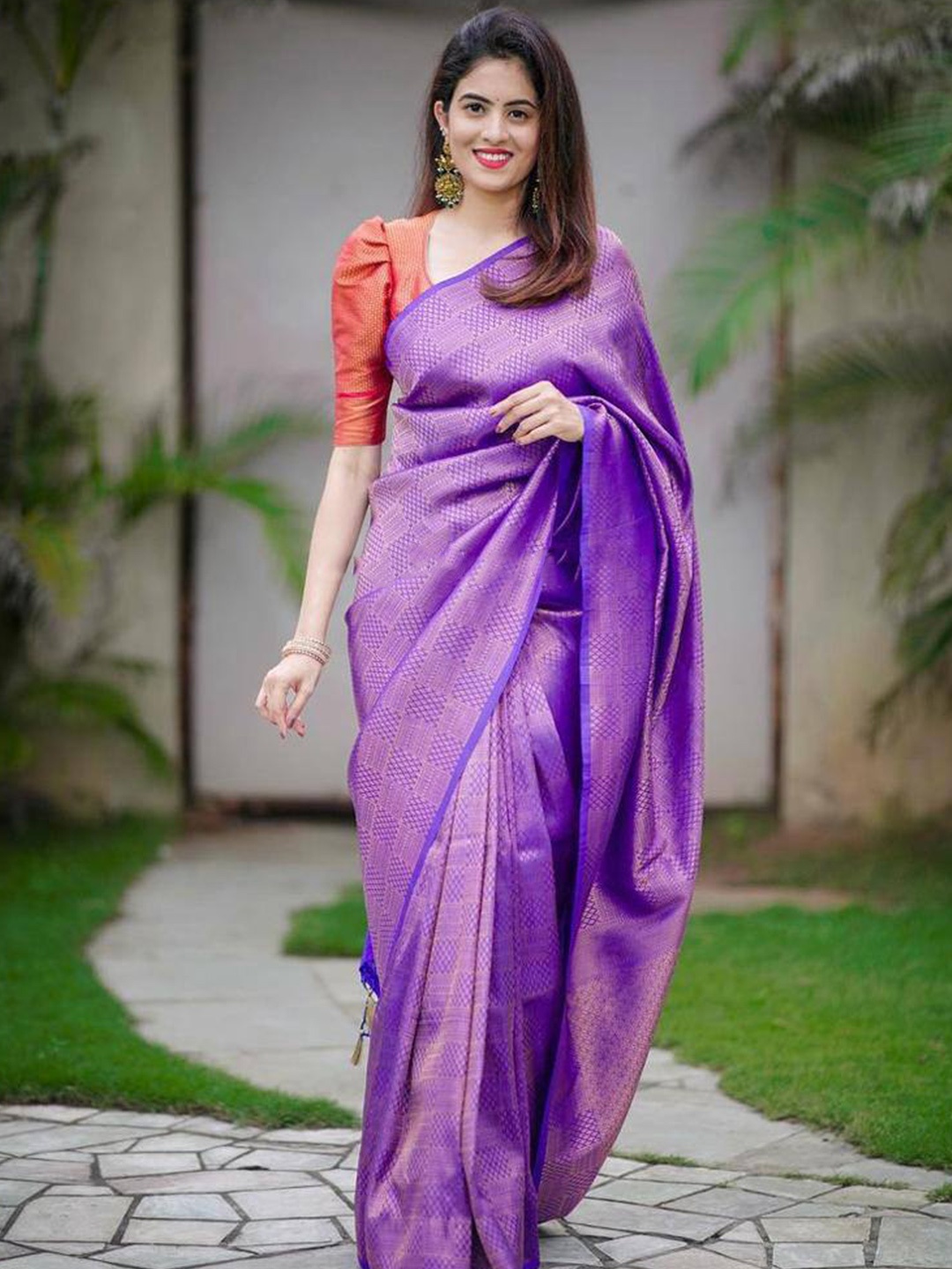 

LIMDO Pure Silk Woven Design Zari Banarasi Saree, Blue