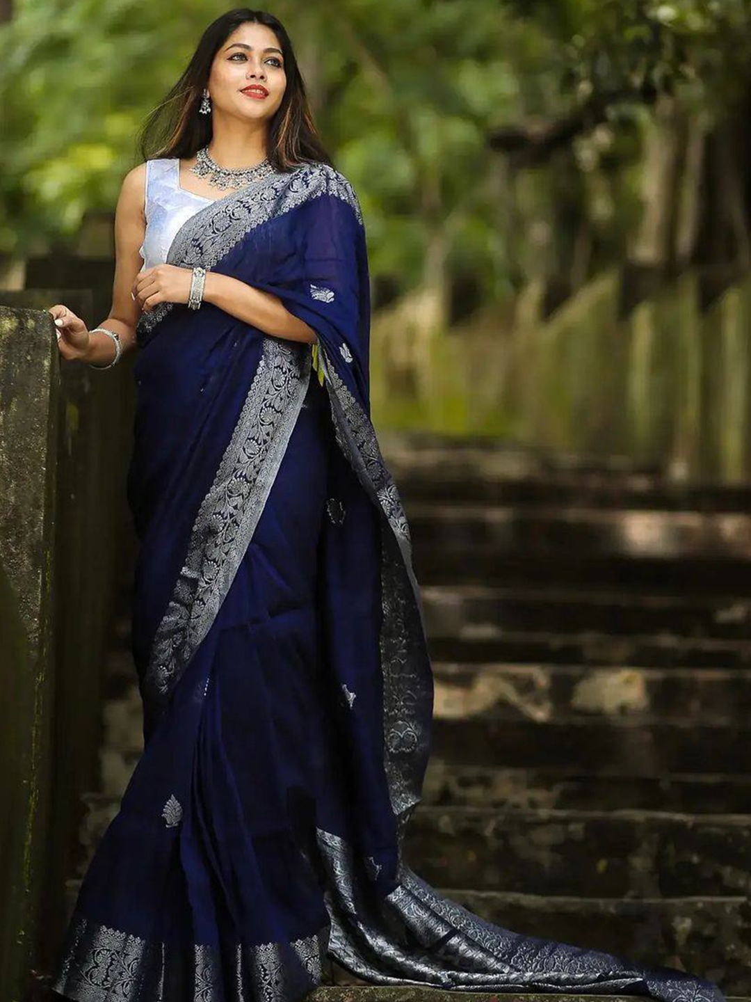 

LIMDO Pure Silk Ethnic Motif Woven Design Zari Banarasi Saree, Navy blue