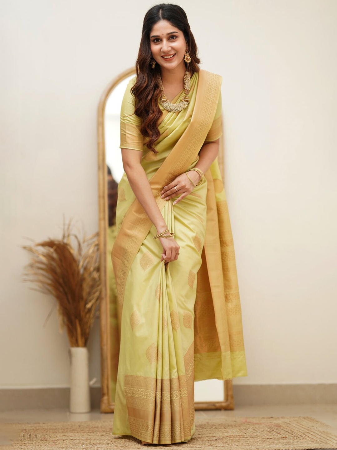 

LIMDO Zari Ethnic Motifs Pure Banarasi Silk Saree, Green