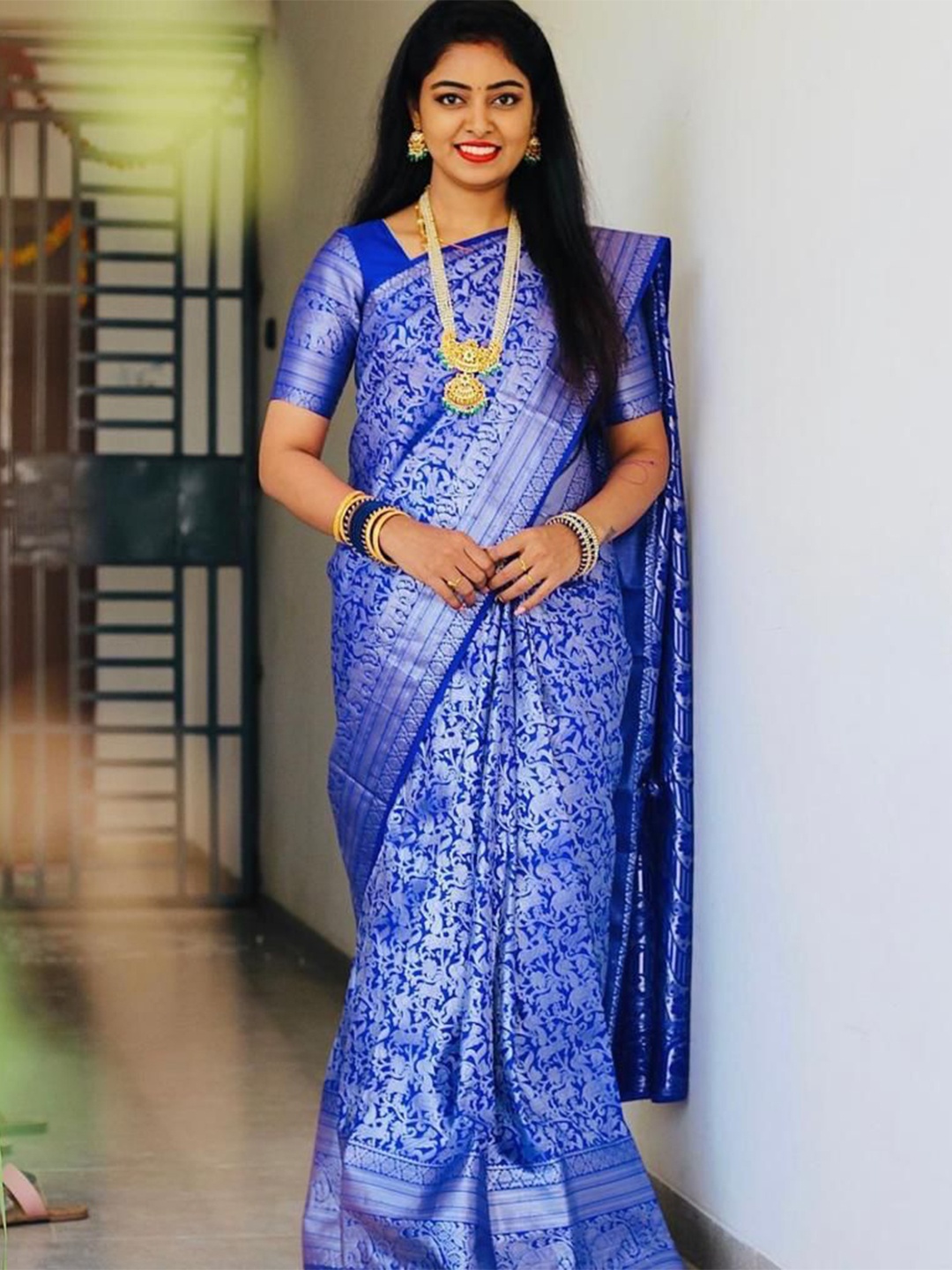 

LIMDO Woven design Pure Silk Zari Banarasi Saree, Blue