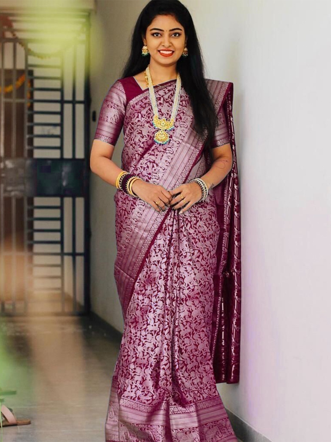 

LIMDO Woven design Pure Silk Zari Banarasi Saree, Magenta