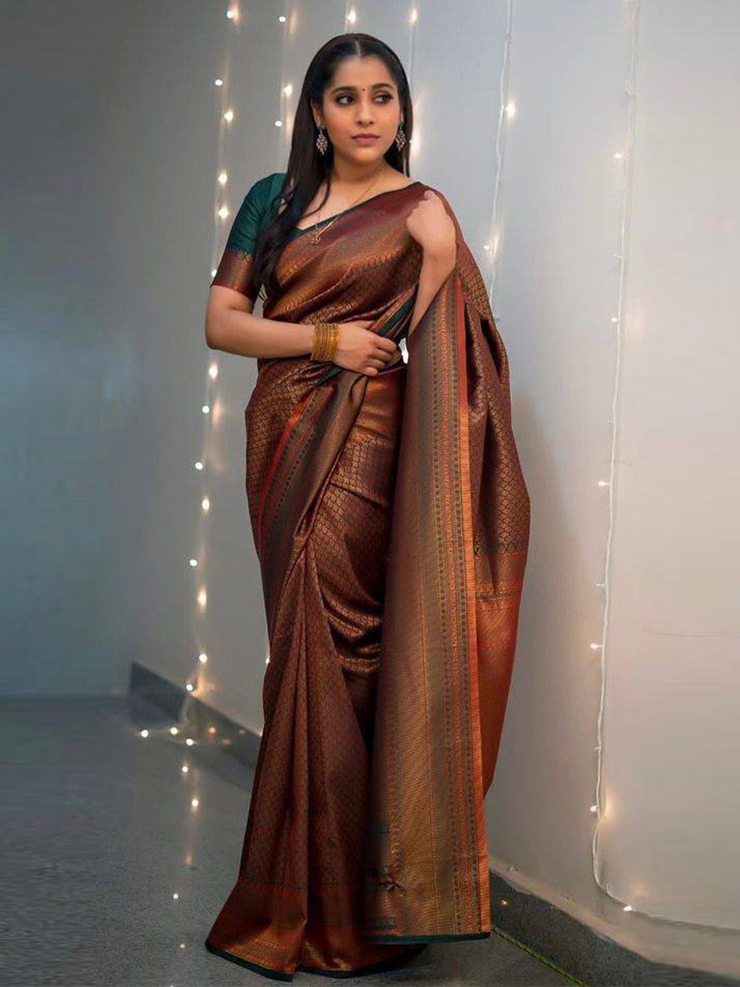 

LIMDO Pure Silk Zari Banarasi Saree, Brown