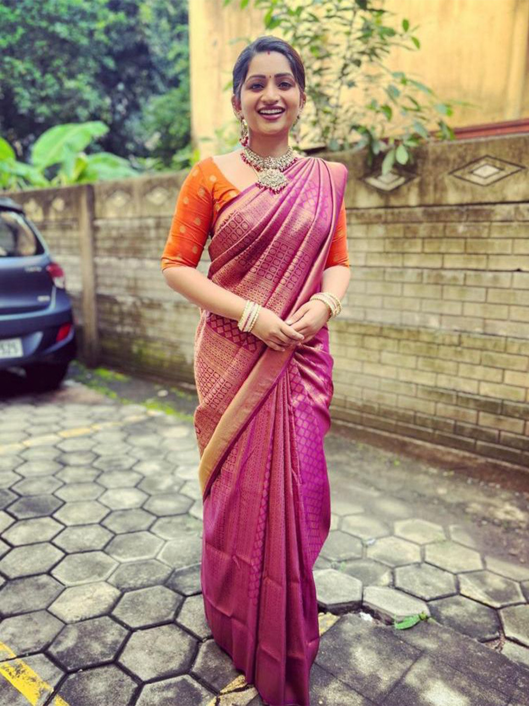 

LIMDO Pure Silk Banarasi Saree, Magenta