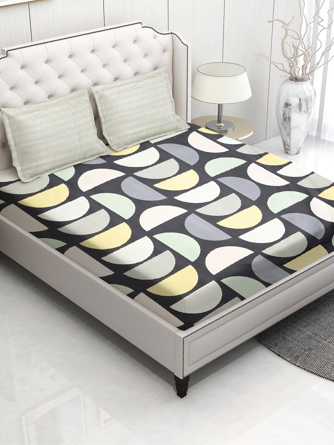 

Miaz Lifestyle Black Geometric Cotton 210 TC King Bedsheet With 2 Pillow Covers