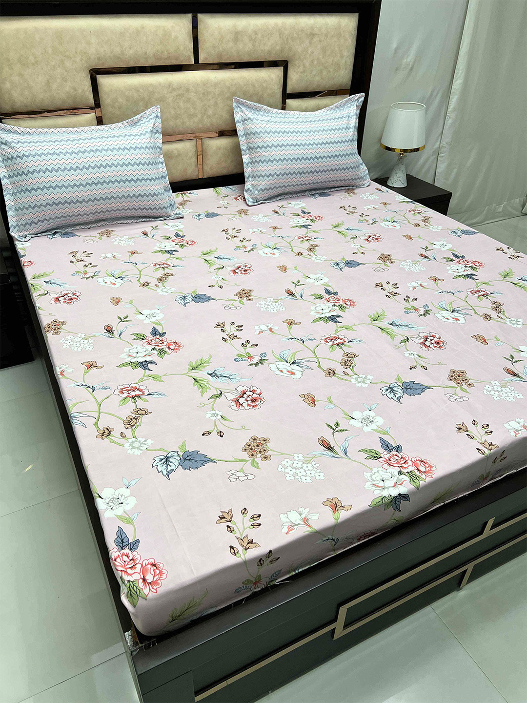 

Pure Decor Leisure Fur Pink & White Floral 230 TC King Bedsheet with 2 Pillow Covers