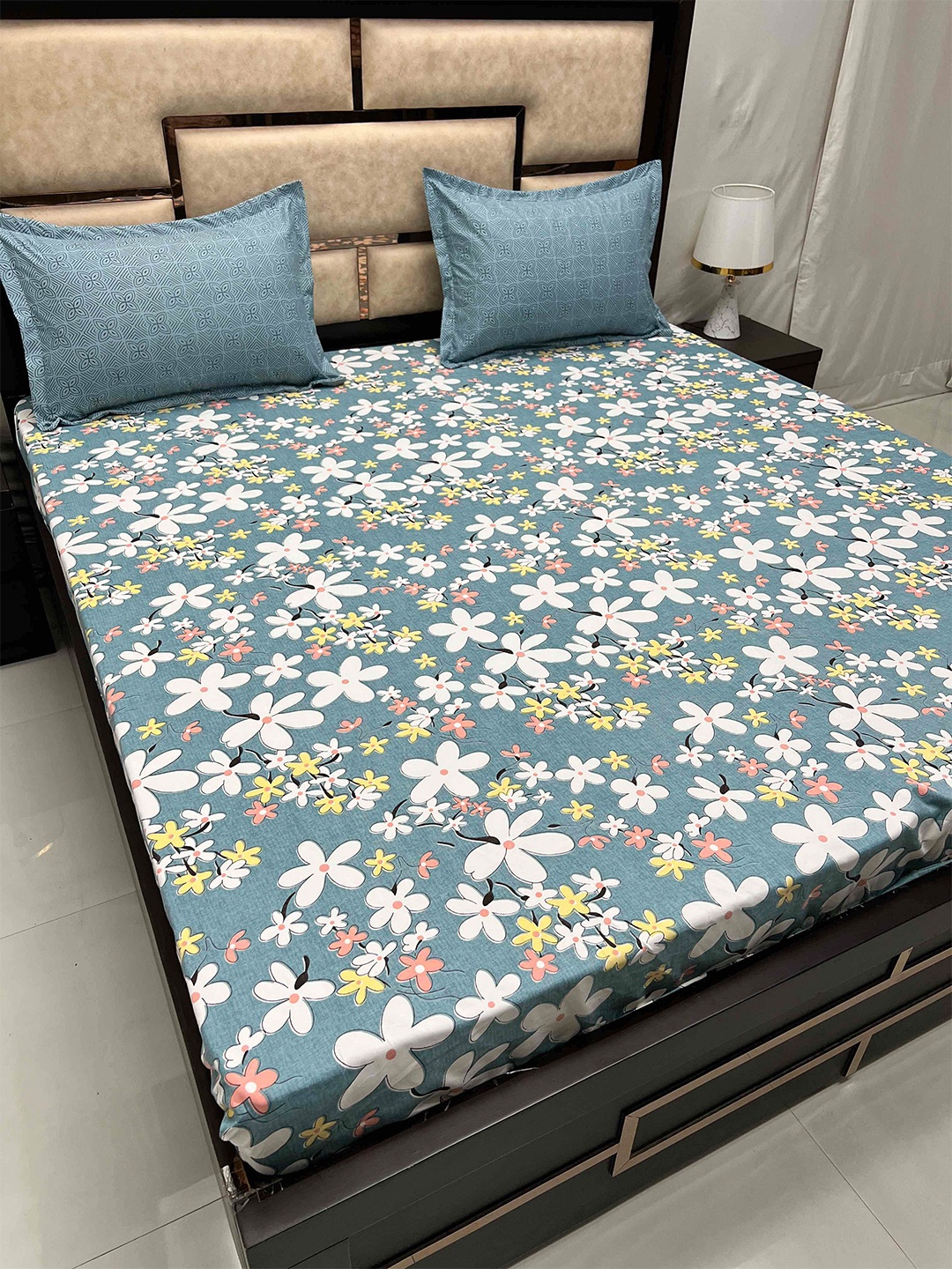

Pure Decor Leisure Fur Blue & White Printed 230 TC King Bedsheet With 2 Pillow Covers
