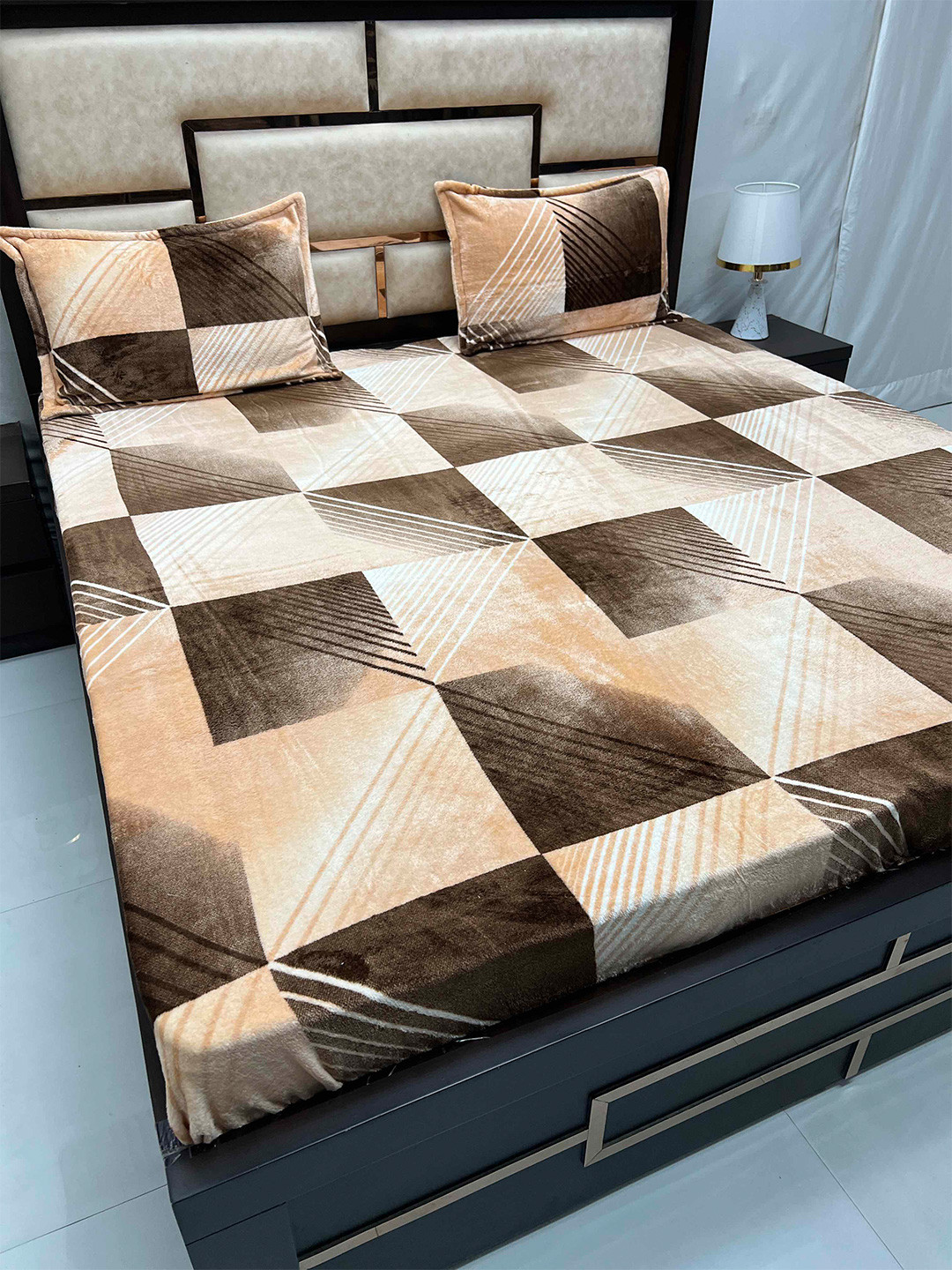 

Pure Decor Brown & Brown Geometric 110 TC King Bedsheet with 2 Pillow Covers