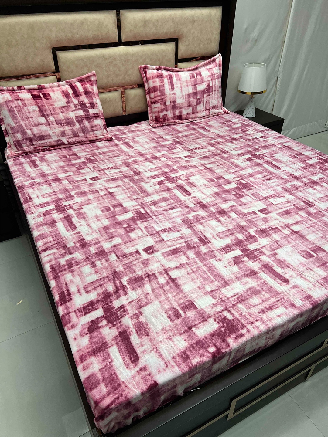 

Pure Decor Cozy Pink & White Printed 110 TC King Bedsheet With 2 Pillow Covers