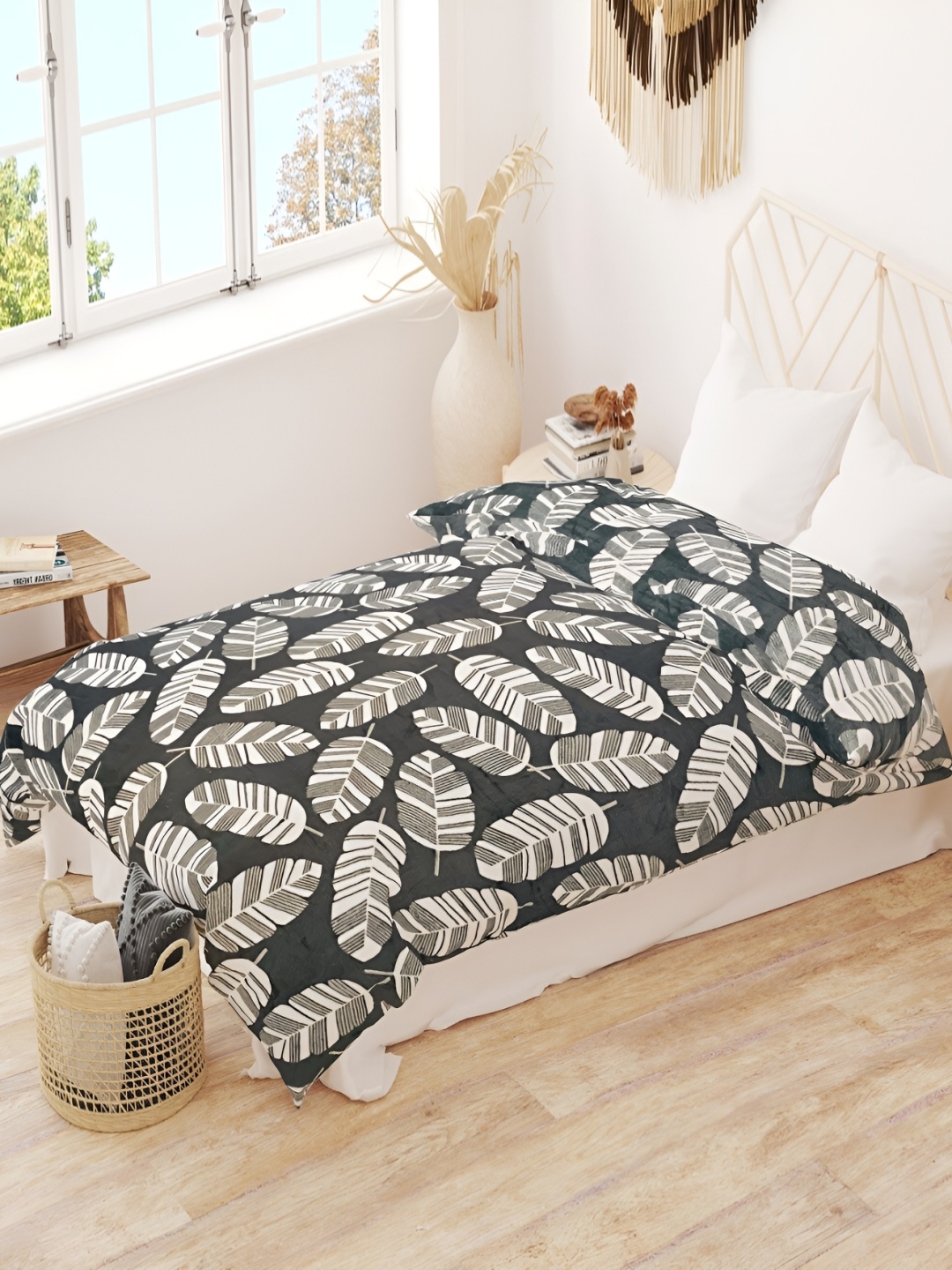 

RD TREND Grey & White Printed Velvet 300 GSM Soft Reversible Double Bed Quilt