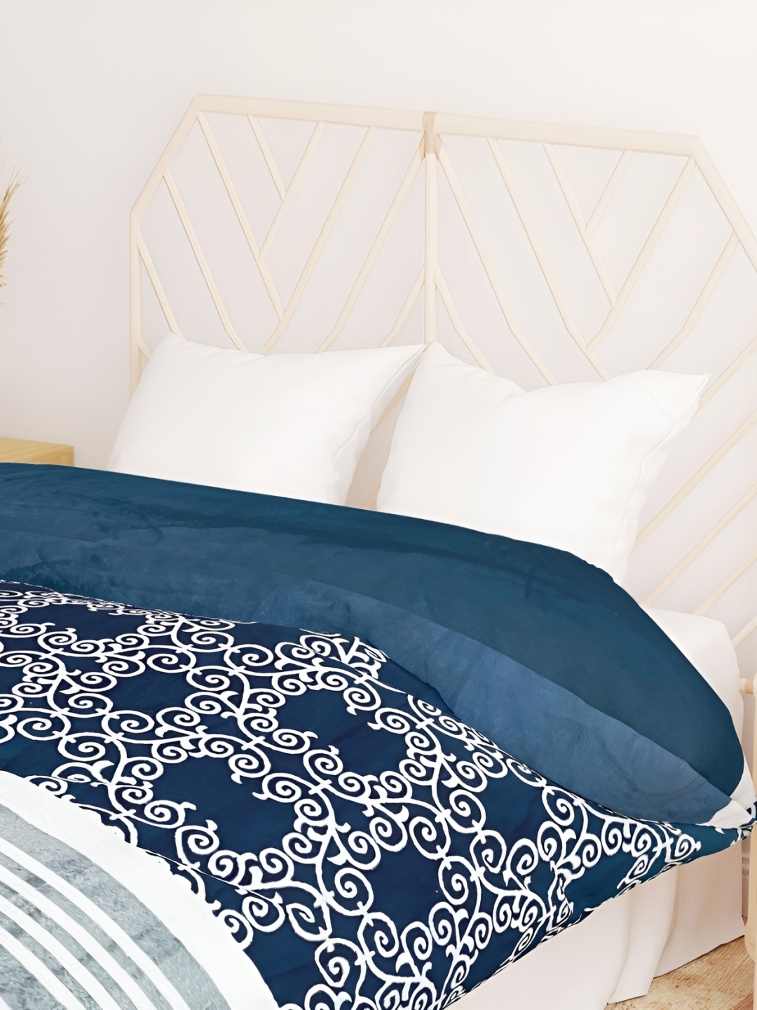 

RD TREND Blue & White Ethnic Motifs Velvet 300 GSM Reversible Single Bed Comforter