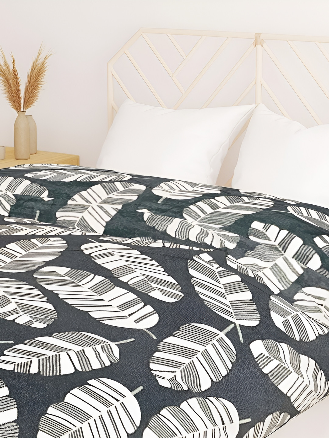 

RD TREND Grey & White Ethnic Motifs Velvet 300 GSM Reversible Single Bed Comforter