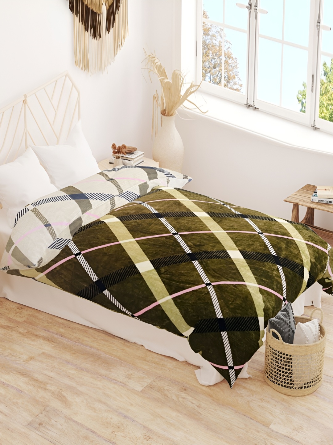 

RD TREND Green & White Checked Velvet 300 GSM Reversible Double Bed Comforter