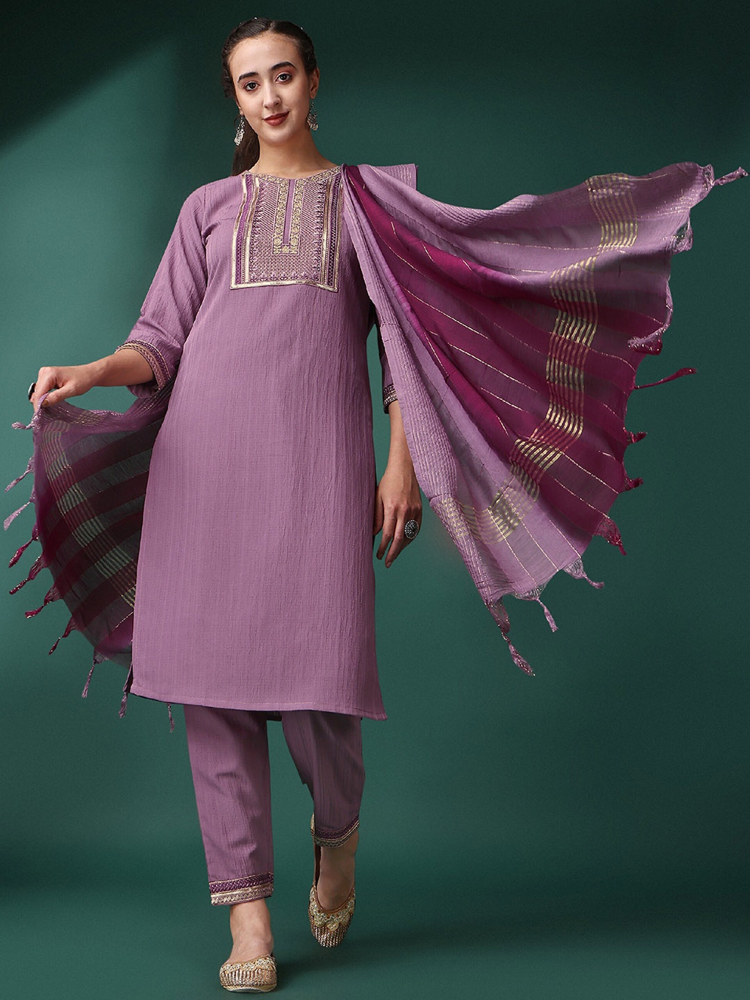 

DIVASTRI Ethnic Motifs Yoke Design Thread Work Straight Kurta & Trousers With Dupatta, Purple