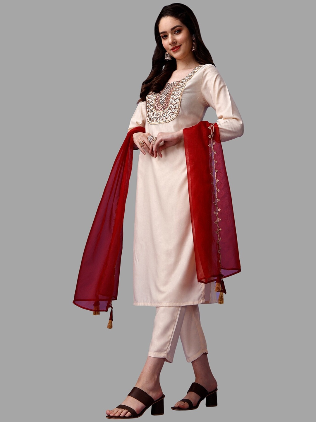 

DIVASTRI Yoke Design Sequinned Regular Kurta With Trouser & Dupatta, Off white