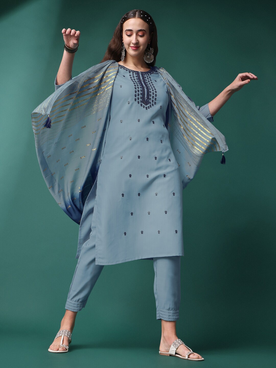 

DIVASTRI Floral Sequinned Embroidered Regular Kurta With Trouser & Dupatta, Grey