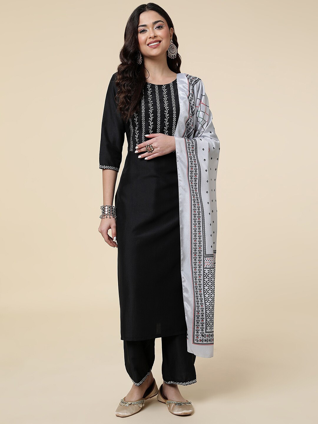 

DIVASTRI Ethnic Motifs Yoke Design Thread Work Straight Kurta & Palazzos With Dupatta, Black