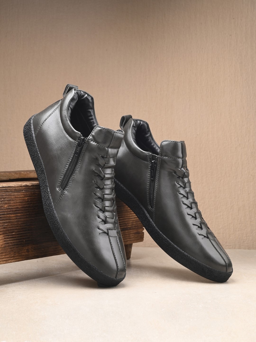 

San Frissco Men Textured Regular Boots, Black