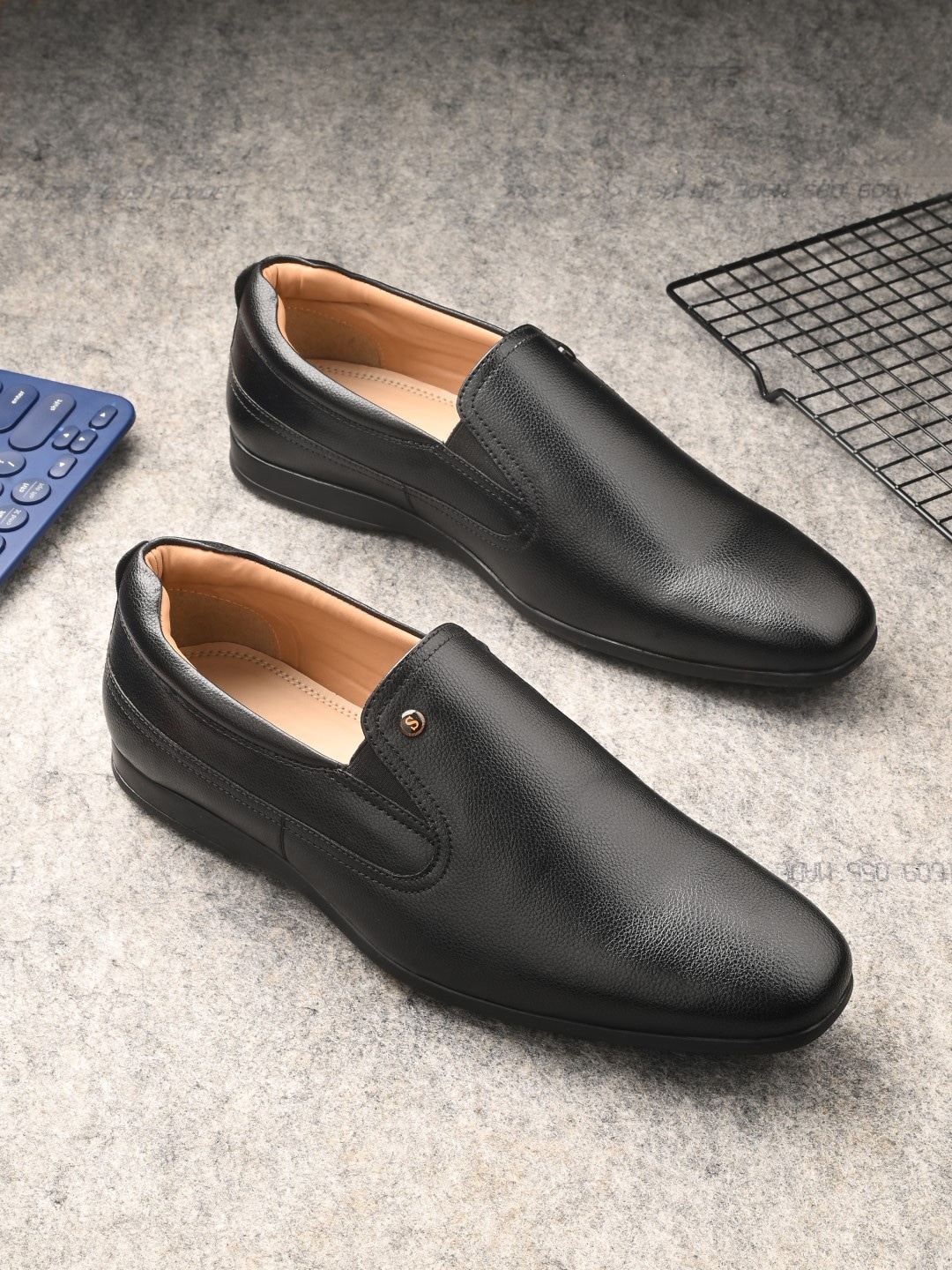 

San Frissco Men Textured Lightweight Formal Slip-On Shoes, Black