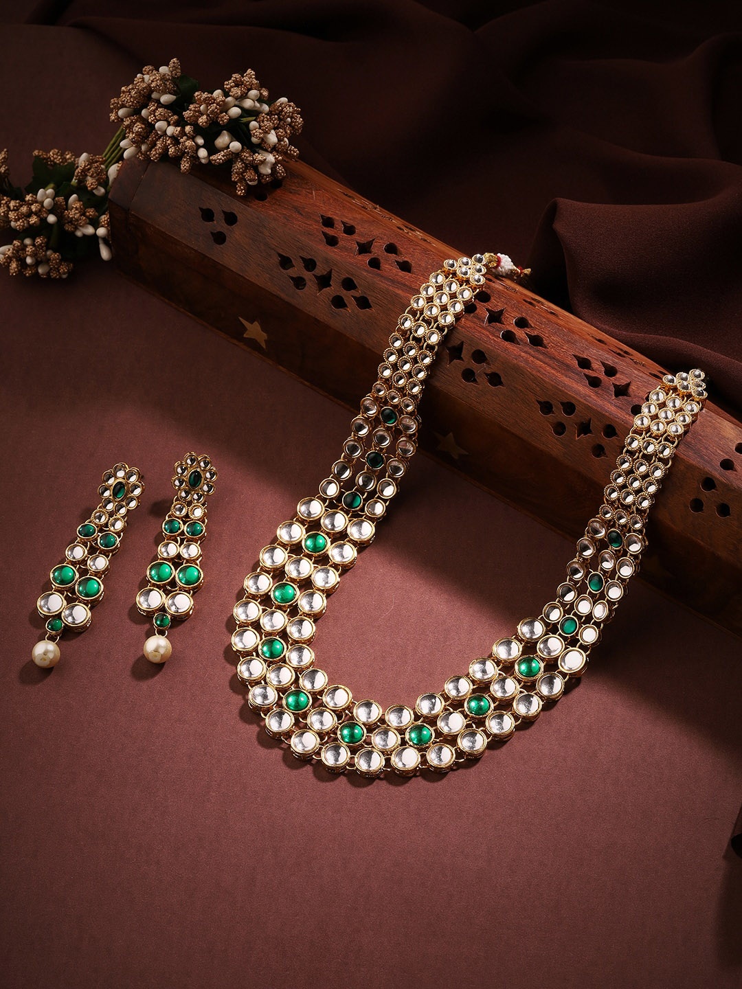 

Priyaasi Gold-Plated Kundan Stone Studded Jewellery Set