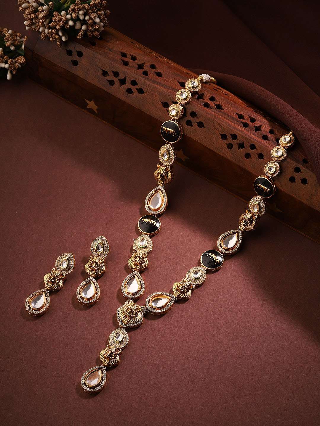 

Priyaasi Gold-Plated Kundan Stone Studded Jewellery Set