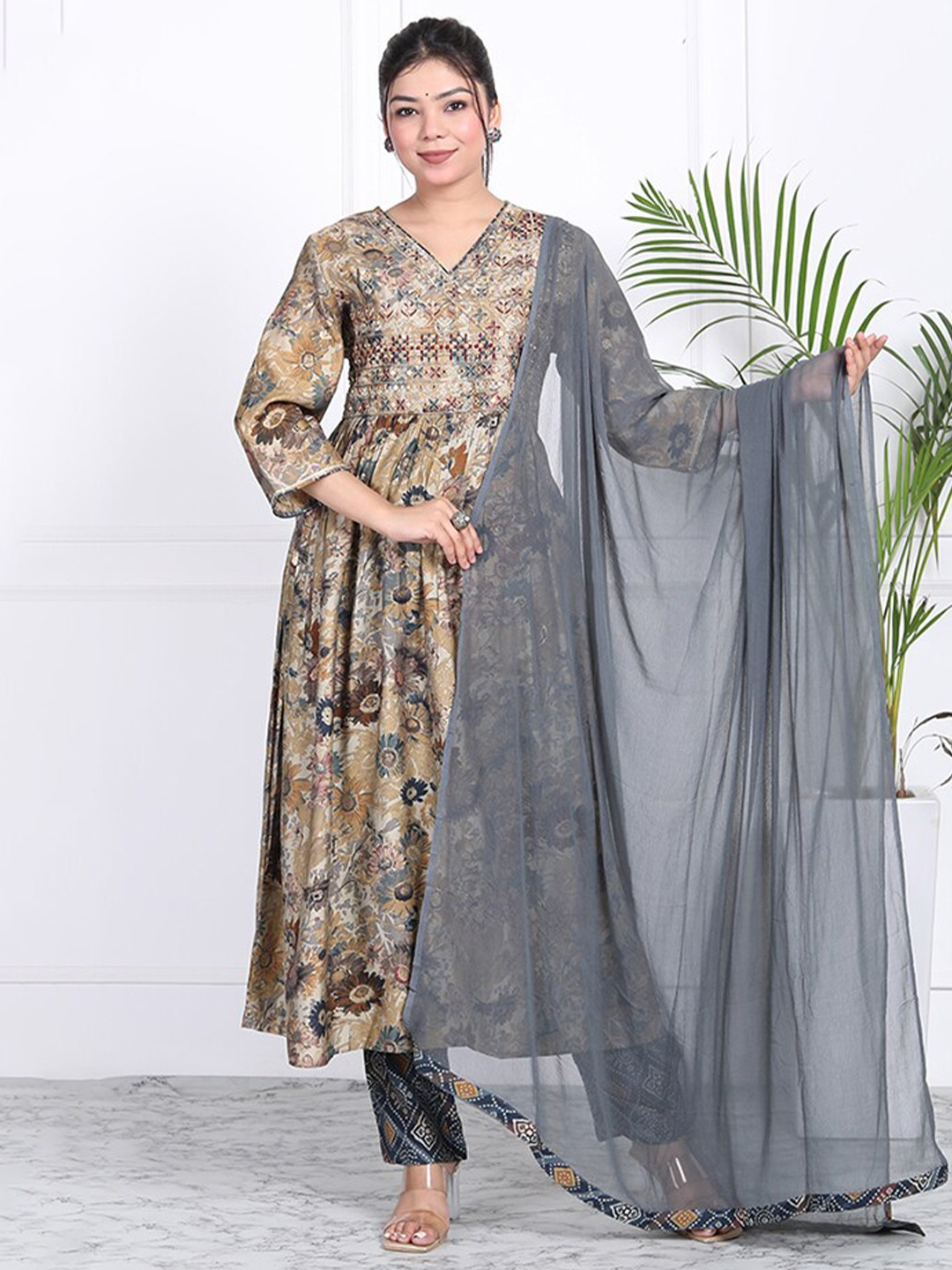 

SHOOLIN Printed V-Neck Kurta Set, Grey
