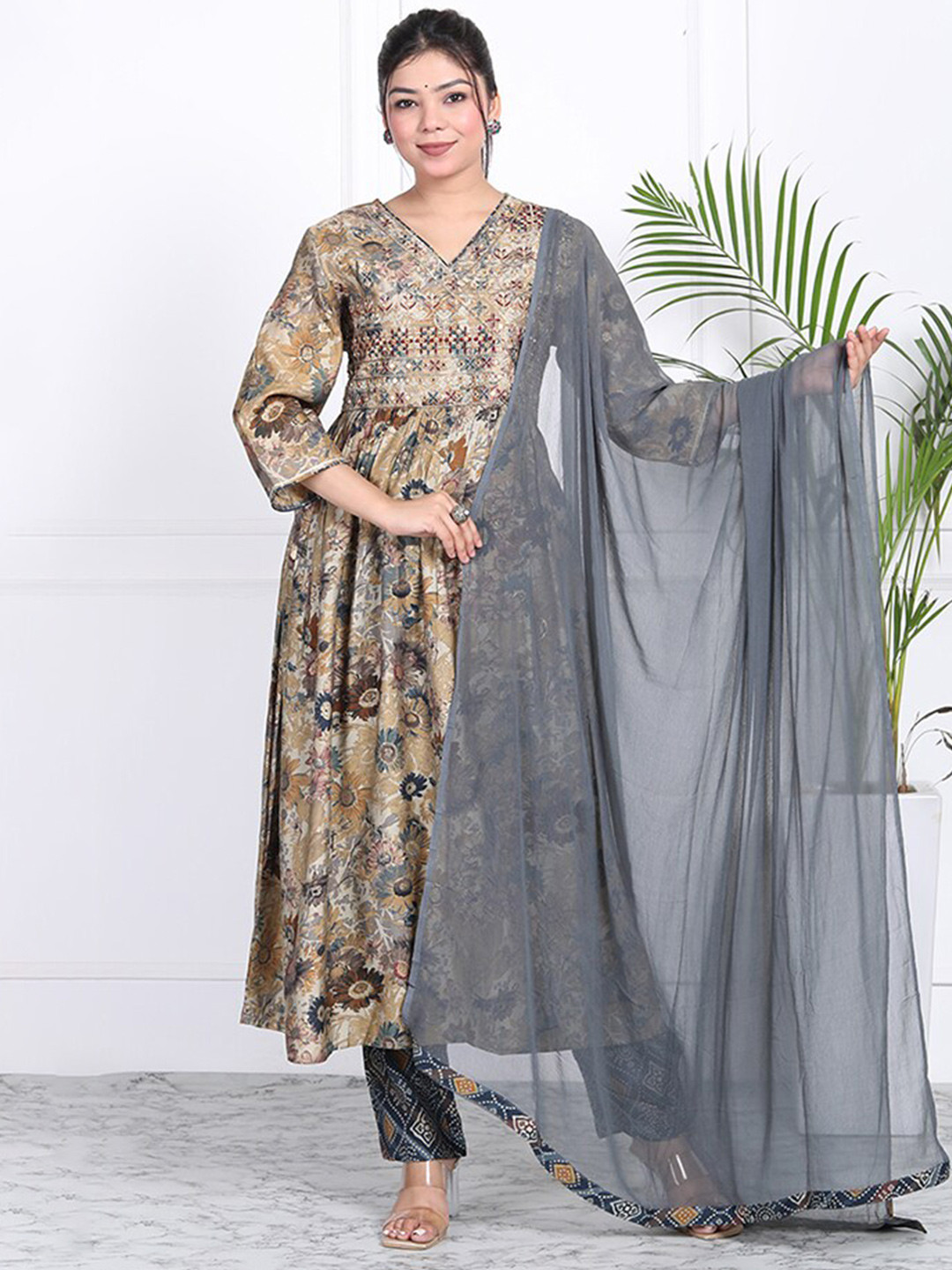 

SHOOLIN Floral Printed V-Neck Straight Pure Silk Kurta & Trousers, Grey